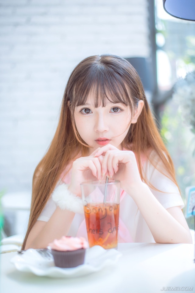 你的生命里有没有这样一个人，总是在你最无助的时候出现，宁可让自己受委屈也要帮你解决问题，就算知道你早已心有所属，也强扯出微笑说不介意，这个人知道你喜欢什么讨厌什么，知道你所有的缺点，但，还是喜欢着你。如果你生命中有这样一个人，请好好珍惜，就算不能牵手，也值得做永远的朋友。